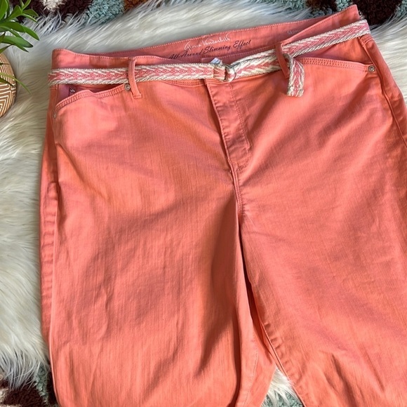 gloria vanderbilt • all around slimming effect skimmer belted capri jeans - Picture 3 of 10